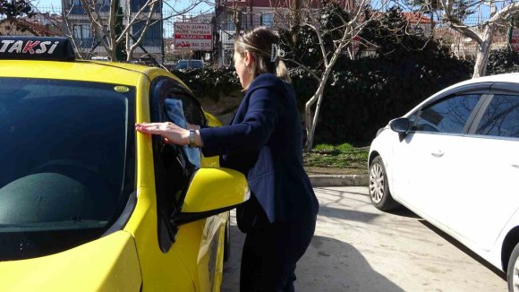 ÜÇ ÇOCUK ANNESİ, TAKSİ ŞOFÖRLÜĞÜYLE HEM AİLESİNİN GEÇİMİNE KATKI SAĞLIYOR HEM DE KADINLARA ÖRNEK OLUYOR