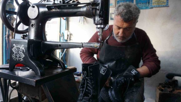 BABASINDAN ÖĞRENDİĞİ AYAKKABI TAMİRCİLİĞİNİ 40 YILDIR SÜRDÜRÜYOR