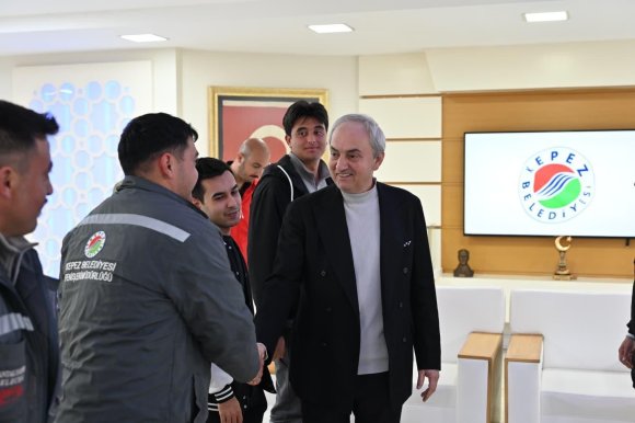 KOCAGÖZ’DEN BELEDİYEDEKİ SEZONLUK İŞÇİLERE DAİMİ İŞ MÜJDESİ