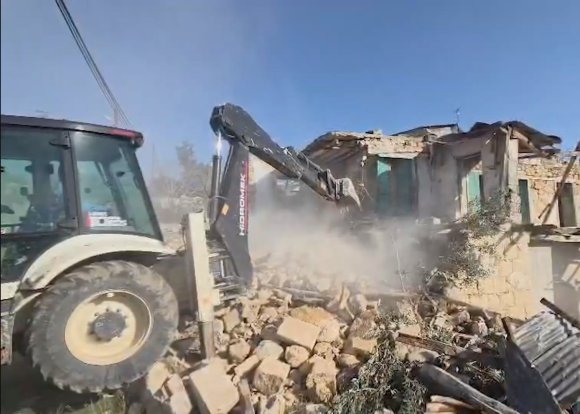 MERSİN’DE ÇÖKME RİSKİ TAŞIYAN METRUK BİNA YIKILDI