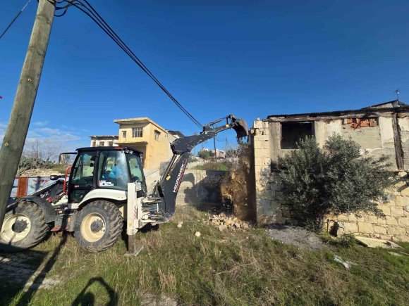 MERSİN’DE ÇÖKME RİSKİ TAŞIYAN METRUK BİNA YIKILDI