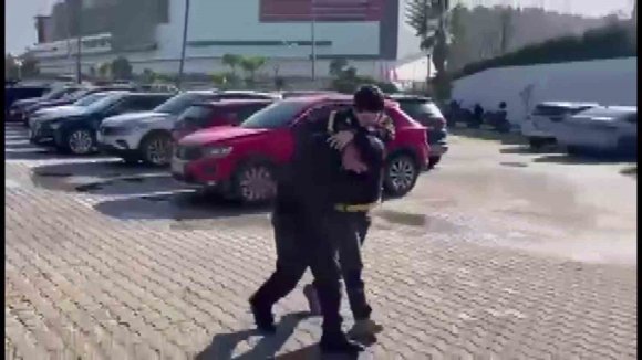 MAĞAZADA ALIŞVERİŞ YAPARCASINA RAHAT DAVRANAN 118 SUÇ KAYDI BULUNAN ŞAHIS, KABİNDE ALARMLARI SÖKERKEN YAKALANDI