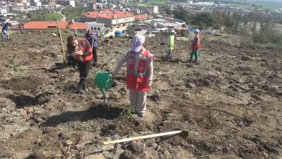 HATAY’DA ORMAN YANGININDAN ZARAR GÖREN ALANLARDA 5 BİN FİDAN TOPRAKLA BULUŞTURULDU