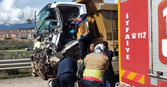 TIRLA ÇARPIŞAN KAMYONUN SÜRÜCÜSÜ YARALANDI