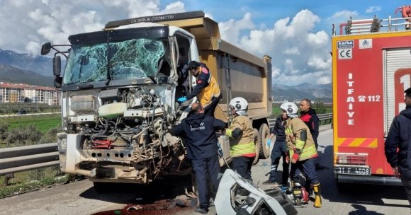 TIRLA ÇARPIŞAN KAMYONUN SÜRÜCÜSÜ YARALANDI