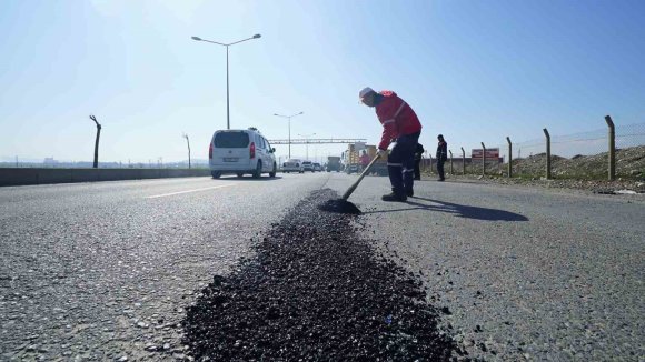 KAHRAMANMARAŞ’TA DEFORME OLAN YOLLAR SICAK ASFALTLA TAMİR EDİLİYOR