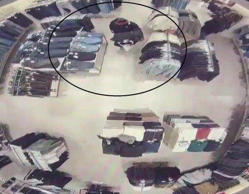 MAĞAZADA ALIŞVERİŞ YAPARCASINA RAHAT DAVRANAN 118 SUÇ KAYDI BULUNAN ŞAHIS, KABİNDE ALARMLARI SÖKERKEN YAKALANDI