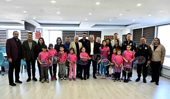 MİNİK RAKETLER TURNUVA YOLUNDA