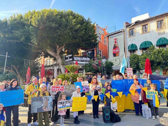 ANTALYA’DA UKRAYNALILARDAN 4. YIL ÇAĞRISI: "BU SAVAŞIN EN BÜYÜK ACISI UKRAYNALI ÇOCUKLARIN GELECEĞİDİR"