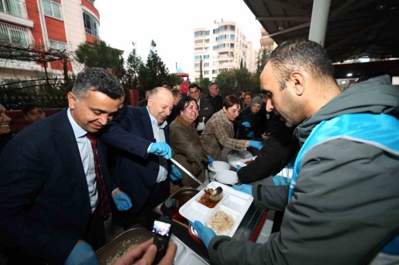 YÜREĞİR BELEDİYESİ’NDEN SERİNEVLER’DE BİRLİK VE BERABERLİK İFTARI