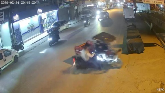 ADANA’DA 2 MOTOSİKLET ÇARPIŞTI... KAZA ANI KAMERADA