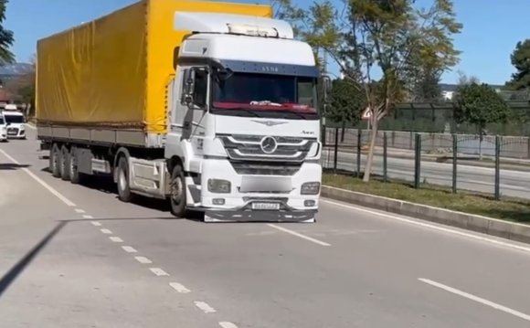 ANTALYA’DA TIRDAN 7 MİLYON 440 BİN KAÇAK MAKARON ÇIKTI