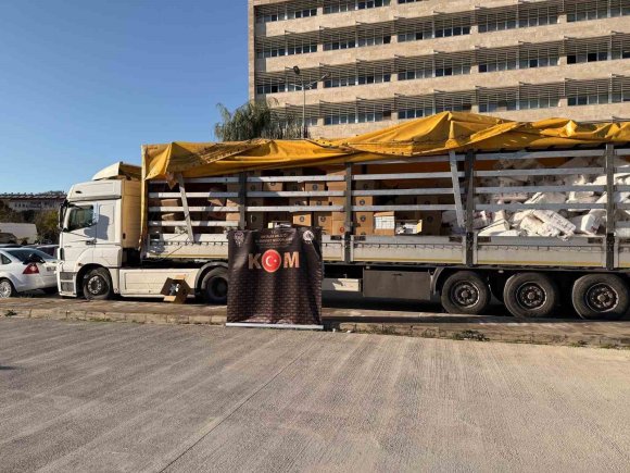 ANTALYA’DA TIRDAN 7 MİLYON 440 BİN KAÇAK MAKARON ÇIKTI