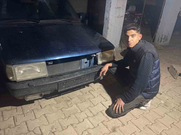 ARKADAŞINA SELAM VERMEK İÇİN BASTIĞI KORNADAN SES ÇIKMAYINCA ÇALINDIĞINI FARK ETTİ