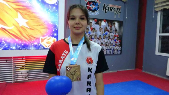 BABASI ’KENDİNİ SAVUNMAYI ÖĞREN’ DEDİ, O ŞAMPİYON OLDU