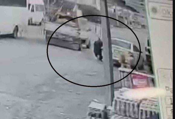 SEYİR HALİNDEKİ PİKABIN AÇILAN KAPAĞI KADININ KAFASINA ÇARPTI... O ANLAR KAMERADA