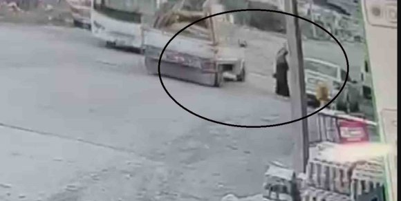 SEYİR HALİNDEKİ PİKABIN AÇILAN KAPAĞI KADININ KAFASINA ÇARPTI... O ANLAR KAMERADA