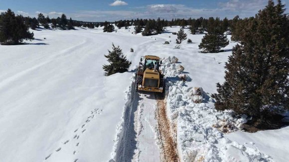 KAHRAMANMARAŞ’TA YOL AÇMA VE ONARIM ÇALIŞMALARI SÜRÜYOR