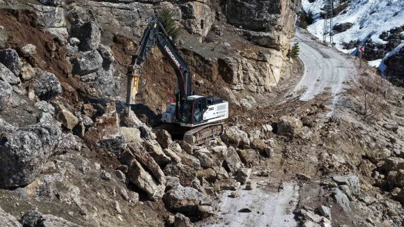KAHRAMANMARAŞ’TA YOL AÇMA VE ONARIM ÇALIŞMALARI SÜRÜYOR