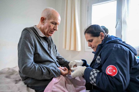 MERSİN’DE EVDE SAĞLIK HİZMETİYLE HAYATLAR KOLAYLAŞIYOR