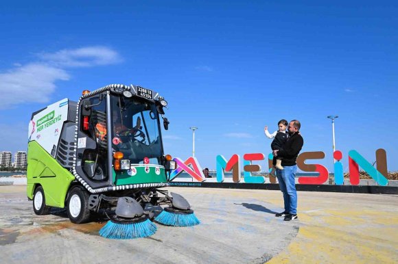 MİNİK AYAZ’IN SÜPÜRGE KAMYONU HAYALİ GERÇEK OLDU