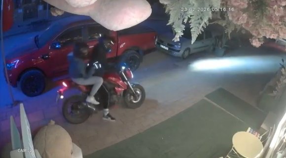 KAPIYA 100 TL BIRAKIP 5 BİN TL’LİK PELÜŞ AYIYI ÇALDILAR