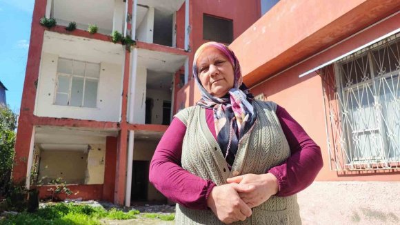 AĞIR HASARLI BİNA YIKILMADI, 10 KİŞİLİK AİLE ÖLÜM KORKUSUYLA YAŞIYOR