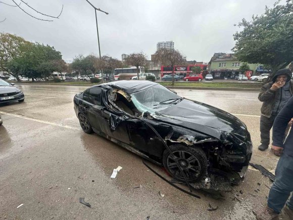 BMW İLE ÖLÜMDEN DÖNDÜ, MİLYONLUK OTOMOBİL HAVA YASTIĞI AÇMADI
