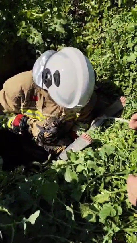 ATIK SU DEPOSUNA DÜŞEN KEDİYİ KURTARAN İTFAİYECİ, ALKIŞLARLA KARŞILANDI