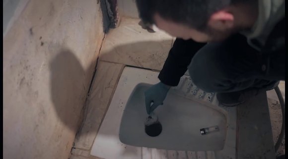 HATAY’DA TUVALET DELİĞİNDE ZULALANAN UYUŞTURUCUYU POLİS BULDU