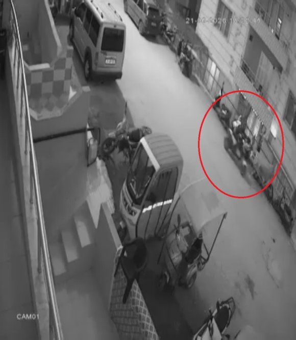 ELİNİ KOLUNU SALLAYARAK İFTAR SAATİNDE MOTOSİKLET ÇALAN ŞAHIS KAMERADA