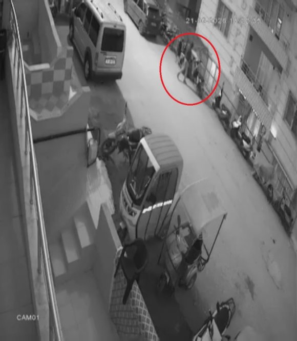 ELİNİ KOLUNU SALLAYARAK İFTAR SAATİNDE MOTOSİKLET ÇALAN ŞAHIS KAMERADA