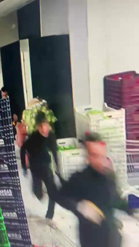 DEPREM ANINDA YAŞANAN PANİK KAMERADA