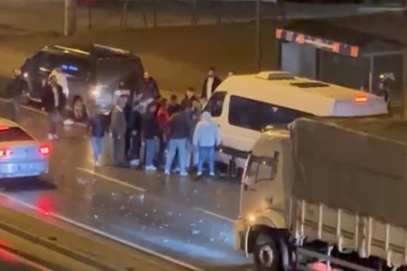 MERSİN’DE TIRLAR ÇARPIŞTI: 2 YARALI