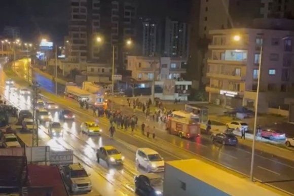 MERSİN’DE TIRLAR ÇARPIŞTI: 2 YARALI