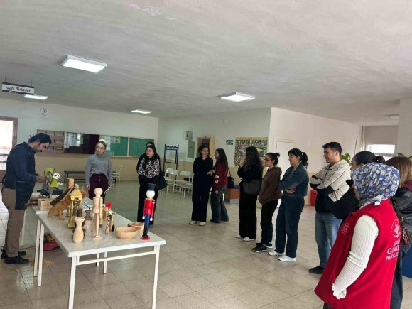 KOZAN’DA ÜNİVERSİTE ÖĞRENCİLERİNİN AHŞAP SANATI MESAİSİ