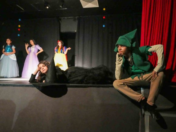 TARSUS’TA ÇOCUKLARDAN ANLAMLI TİYATRO GÖSTERİSİ