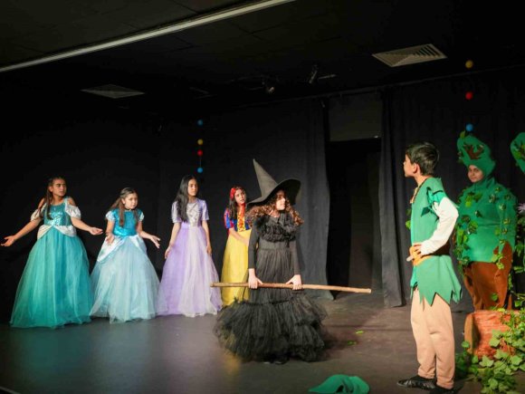 TARSUS’TA ÇOCUKLARDAN ANLAMLI TİYATRO GÖSTERİSİ