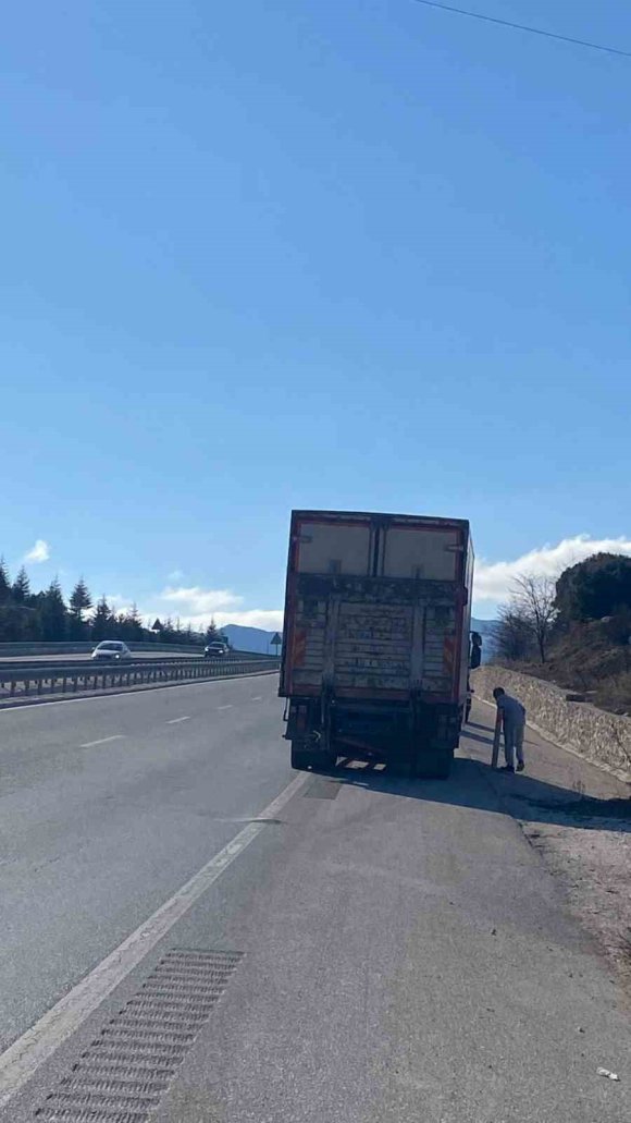 BURDUR’DA TIR İLE OTOMOBİL ÇARPIŞTI: 1 YARALI
