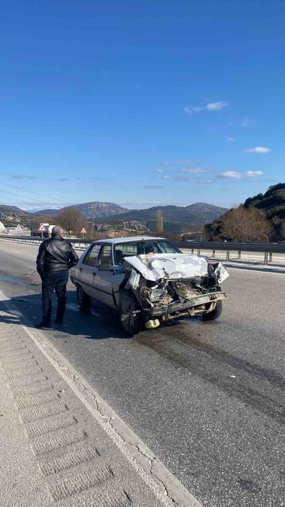 BURDUR’DA TIR İLE OTOMOBİL ÇARPIŞTI: 1 YARALI