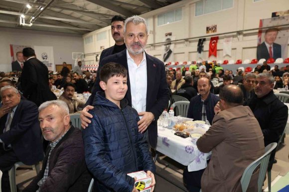 BAŞKAN ÖNTÜRK’TEN, CHP LİDERİ ÖZEL’E KALDIRIM TAŞI VE ÇÖP KONTEYNERİ GÖNDERMESİ