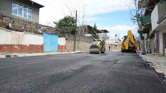 DULKADİROĞLU’NDA YOLLAR YENİLENİYOR
