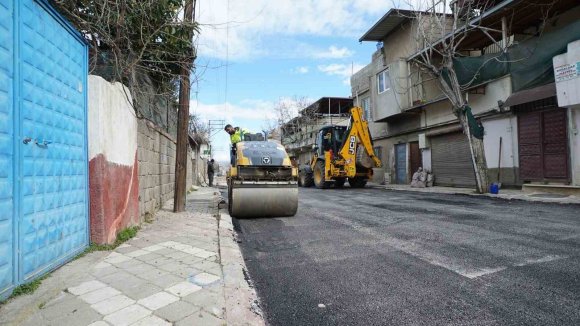 DULKADİROĞLU’NDA YOLLAR YENİLENİYOR
