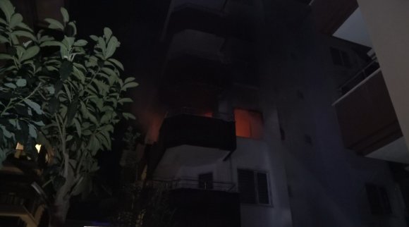 5 KATLI BİNADA KORKUTAN YANGIN:2 KİŞİ DUMANDAN ETKİLENDİ