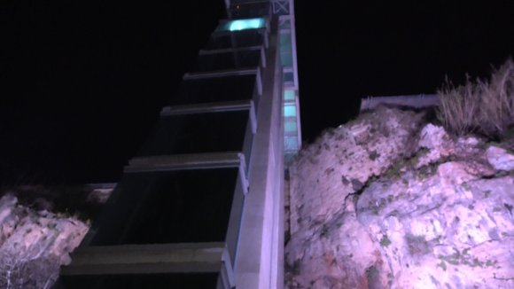 ANTALYA’DA 21 YAŞINDAKİ GENÇ 30 METRE YÜKSEKLİKTEN BETON ZEMİNE DÜŞEREK HAYATINI KAYBETTİ