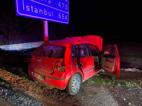 BURDUR’DA KONTROLDEN ÇIKAN OTOMOBİL LEVHAYA ÇARPTI: 1 YARALI