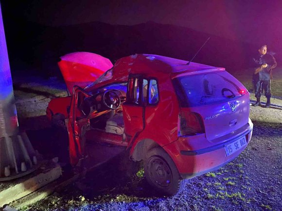 BURDUR’DA KONTROLDEN ÇIKAN OTOMOBİL LEVHAYA ÇARPTI: 1 YARALI