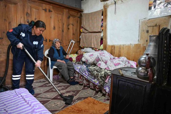 EVDE SAĞLIK VE BAKIM HİZMETİYLE UZAKLAR YAKIN OLUYOR