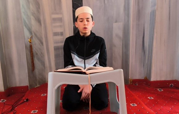 GENÇ HAFIZLAR RAMAZAN’DA CAMİLERDE MUKABELE OKUYOR