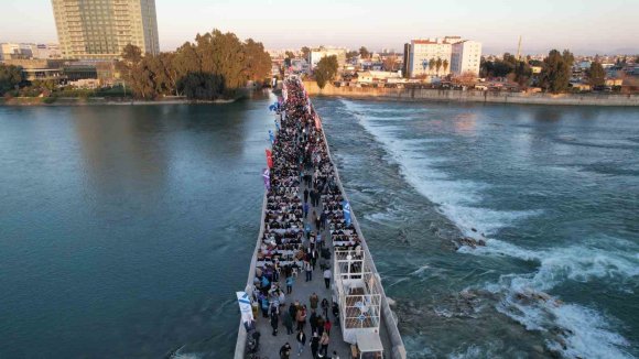 YÜREĞİR BELEDİYESİ TARİHİ TAŞKÖPRÜ’DE HALK İFTARI DÜZENLEDİ